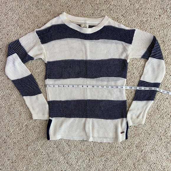 Levi’s Striped Sweater - Picture 4 of 8
